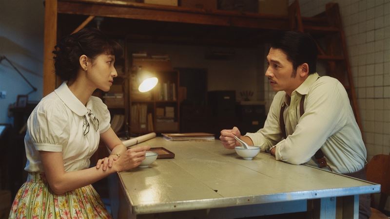 温昇豪和連俞涵在劇中時常以眼神做交流。（圖／華視提供）