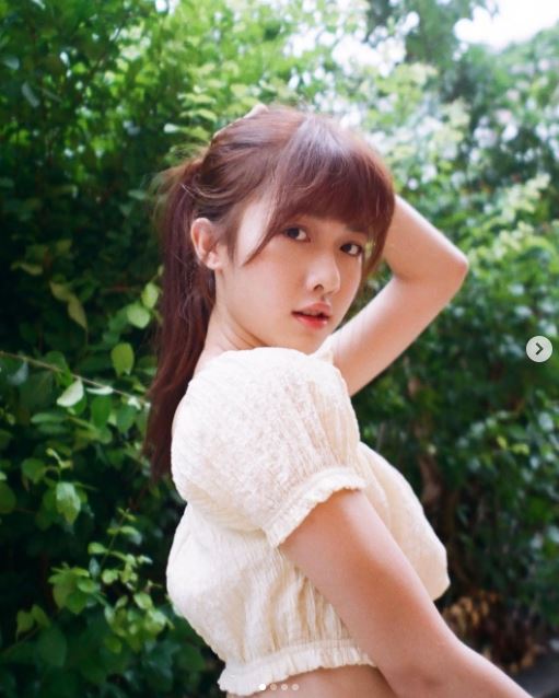 少女版「蘇慶儀」是由首次接觸戲劇作品的何思靜出演,她學生時代被封為「輔大校花」。(圖/翻攝自何思靜IG)