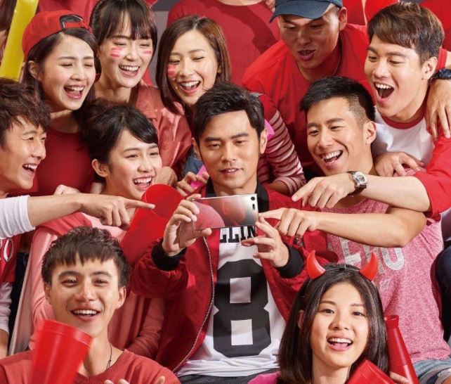 何思靜2017年與天王周杰倫一起拍攝手機廣告。(圖/翻攝自何思靜IG)