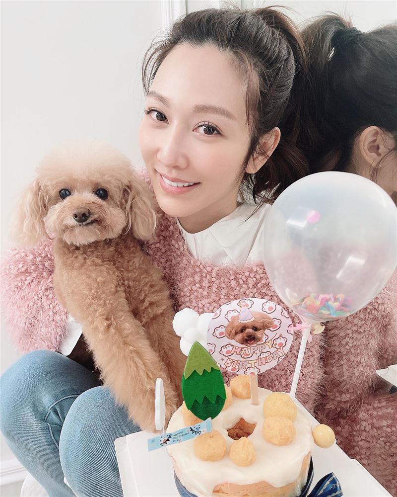 曾莞婷和愛狗。（圖／LiTV、曾莞婷工作室提供）