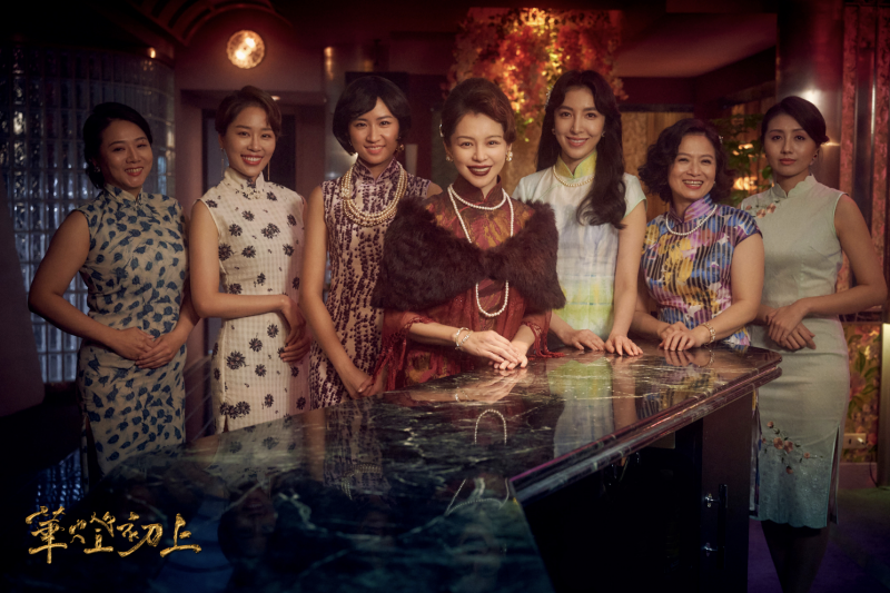 Netflix《華燈初上》 第二季劇照，瓊安（9m88飾）、瓊芳（徐若瑄飾）。（圖／少女心文室提供）