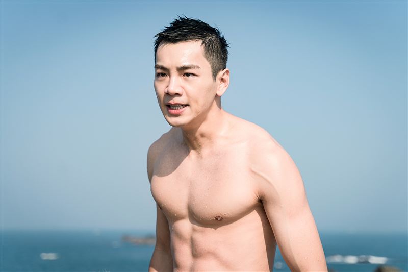 禾浩辰飾演人魚，莫名被召喚上陸地，霸道讓蔡凡熙收養他。（圖／東森提供）