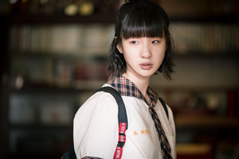 劉主平飾演叛逆女俠周碧玉，對別人的事沒啥興趣，除了一起長大的趙龍杰。（圖／東森提供）