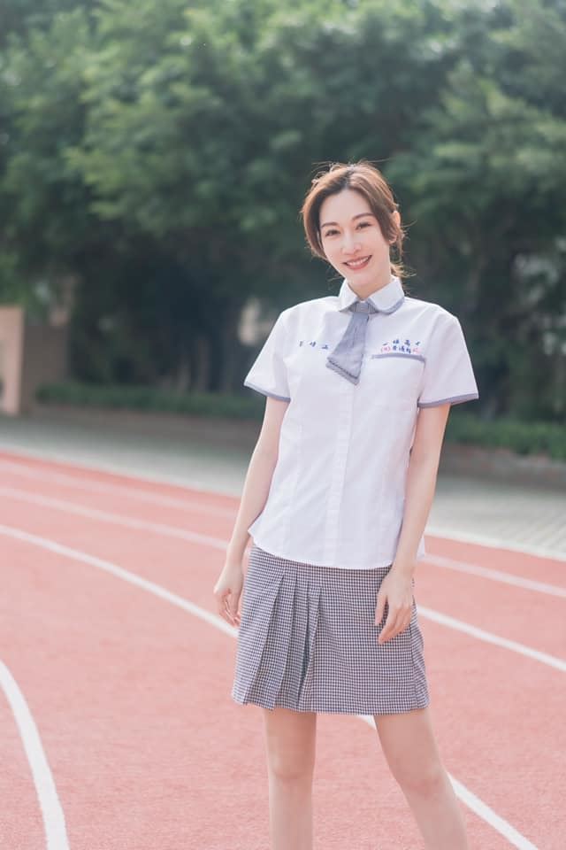 曾莞婷在八點檔《機智校園生活》飾演母胎單身的訓導主任米蘭達。(圖/翻攝自曾莞婷臉書粉專)