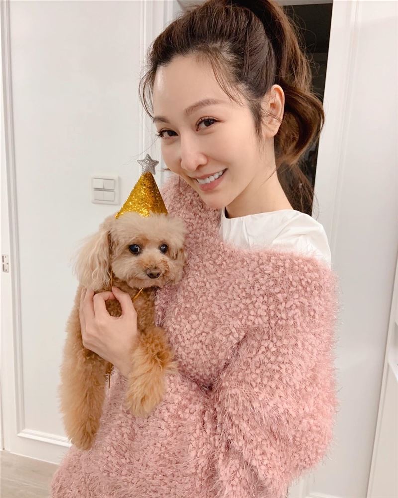 「台劇女神」曾莞婷擁有一張甜美臉蛋和火辣身材,演藝事業除了跨足電影、戲劇外,連副業都經營得有聲有色。(圖/翻攝自曾莞婷臉書粉專)