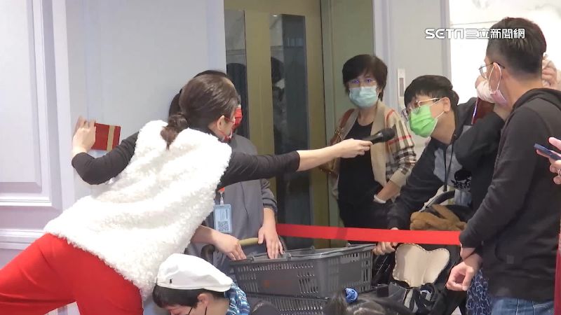 李燕現身台中跟民眾玩遊戲
