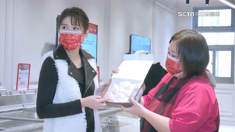 李燕（左）和鍾欣凌（右）跟民眾分享生鮮食材
