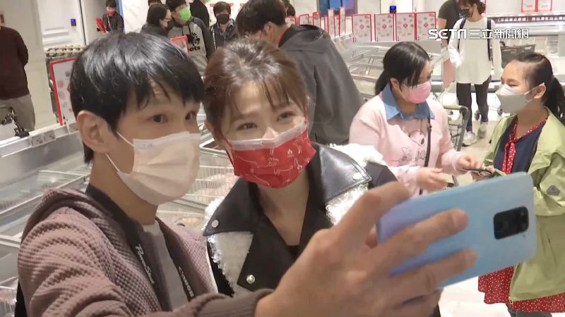 李燕（左二）熱情和粉絲互動