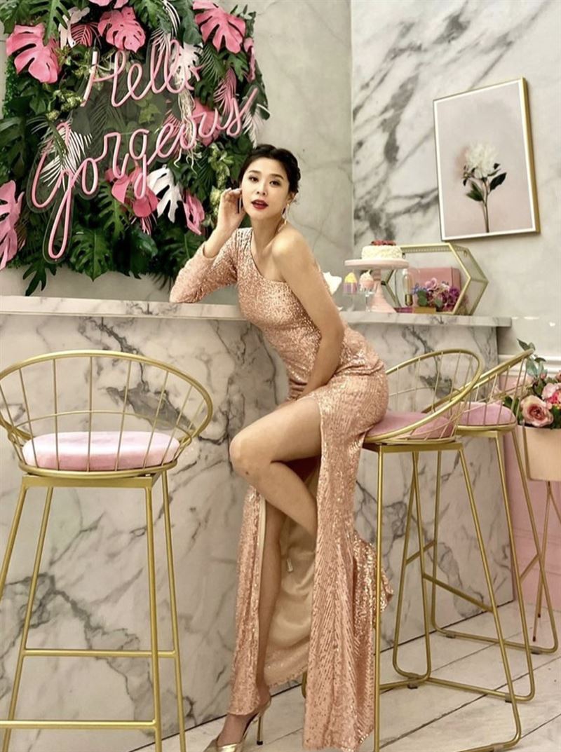 李燕身穿閃亮禮服,秀出苗條身材。(圖/翻攝自李燕IG)