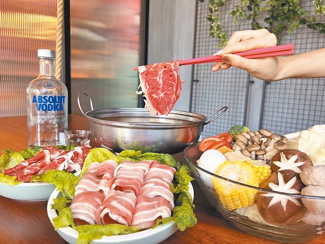台中豐邑Moxy酒店在農曆春節檔期推出「偎圍爐 Hearty Hot Pot」火鍋專案，讓賓客在華美的復古場景中用餐。（台中豐邑Moxy酒店提供）飲酒過量 有害健康