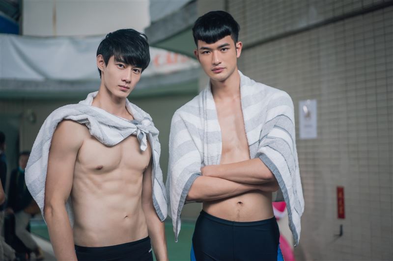 黃柏峰、王新凱也為此場戲脫上半身。（圖／TVBS提供）