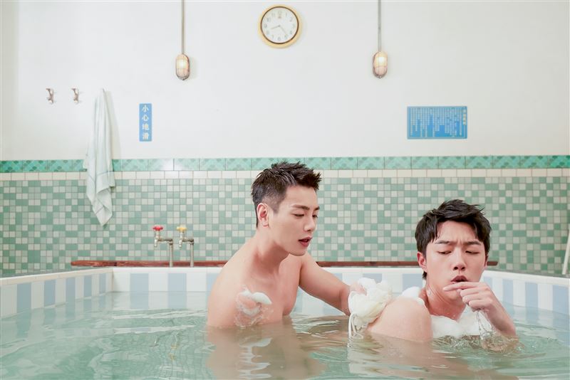 禾浩辰和蔡凡熙譜人魚戀。（圖／羚邦集團提供）