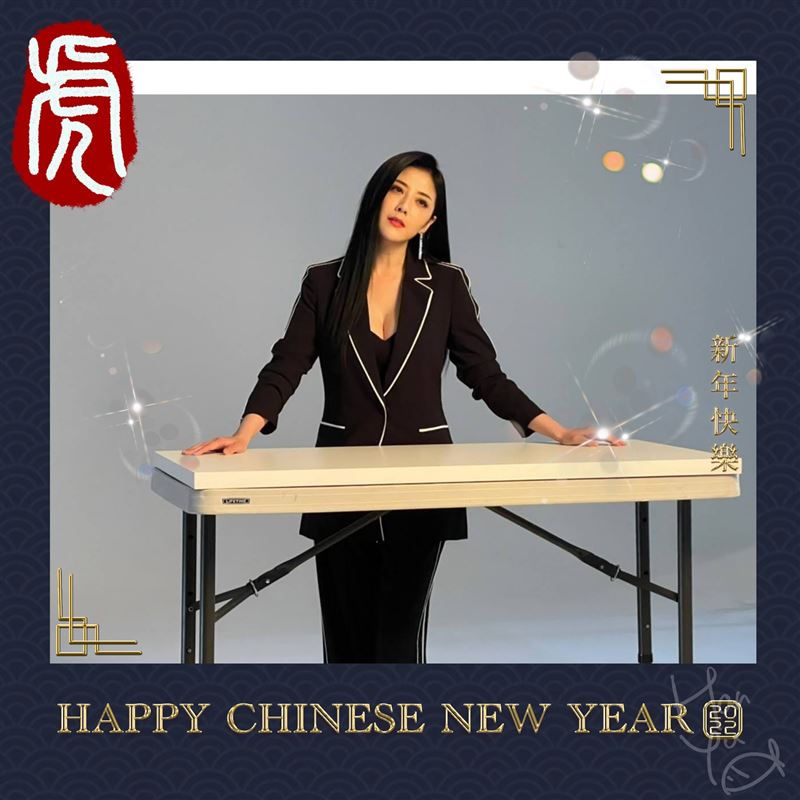韓瑜開工穿V領，辣秀左右半球。（圖／翻攝自韓瑜臉書）