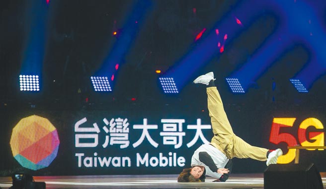台灣大贊助選手孫振首登小巨蛋舞台，在《紅白藝能大賞》中舞力全開，長達3分鐘的精采表演也成為一大看點。（台灣大提供）