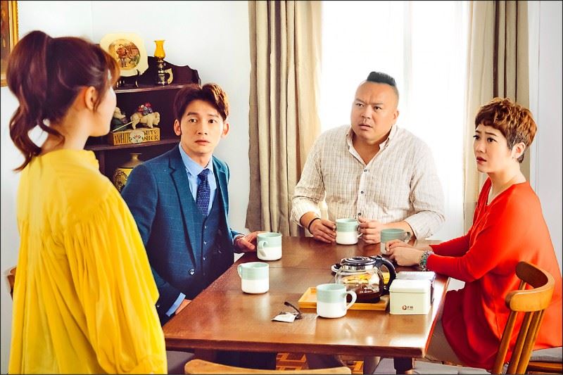 温昇豪（左二）曾在電視劇《墜愛》中與明金成（右二）同框飆戲。（圖／TVBS提供）