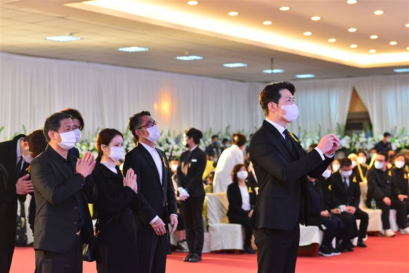 黃少祺帶領《天之驕女》演員上香致意。（圖／三立提供）