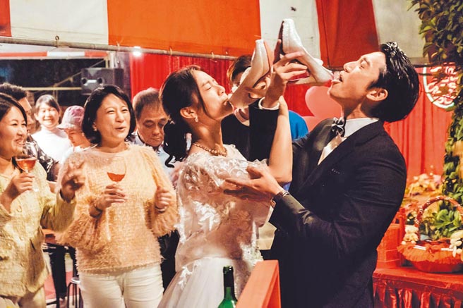 吳慷仁（右）、宋芸樺主演台灣篇《亞洲怪談2：送煞》。（CATCHPLAY+提供）