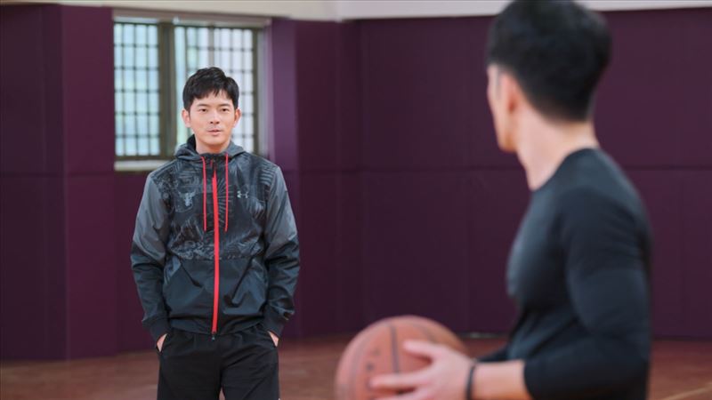 宥勝陪紀言愷療傷。（圖／TVBS提供）