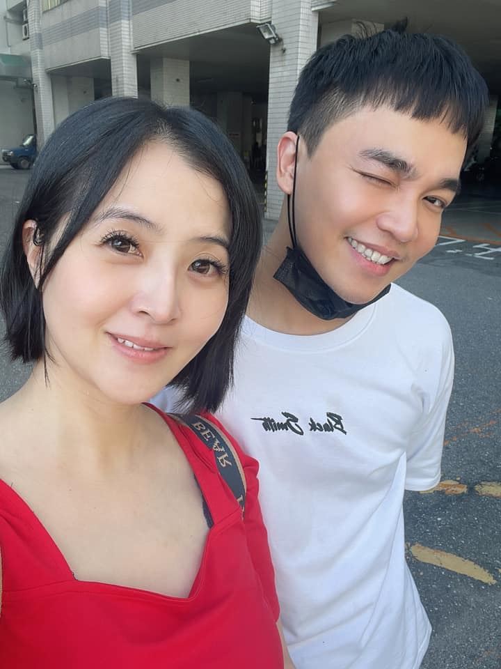 李亮瑾（左）懷上二胎，張峰奇（右）相當感動。（圖／翻攝自李亮瑾臉書）