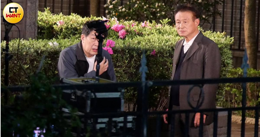 陳慕義(右)和八點檔演員對戲,表情嚴肅。(圖/本刊攝影組)