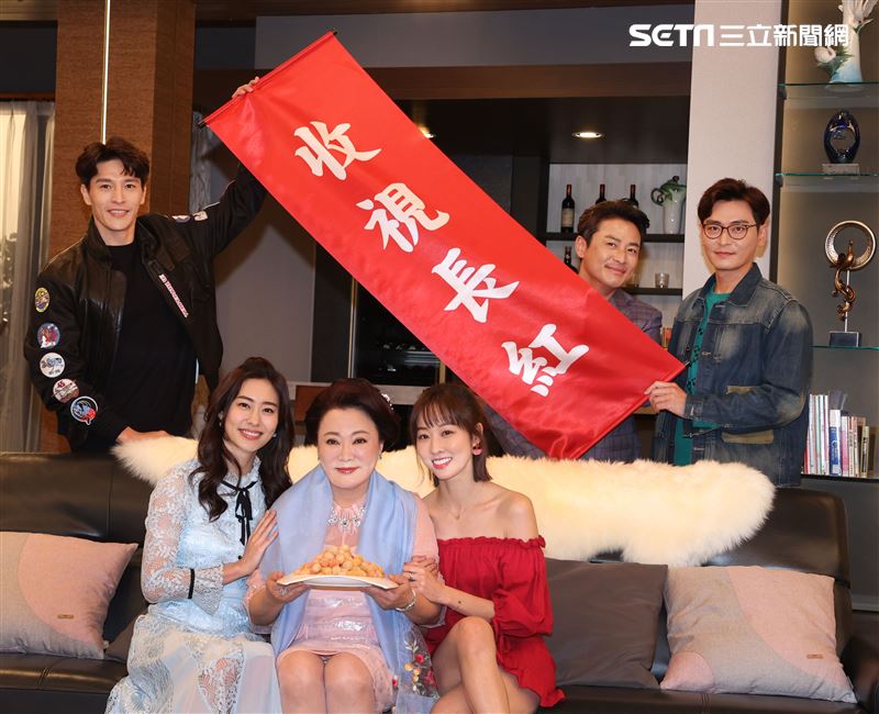 新劇《一家團圓》昨晚首播登場收視開紅盤。（圖／記者邱榮吉攝影）