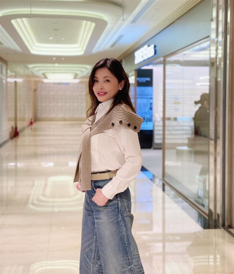 何如芸找賴芳玉律師打離婚官司。（圖／翻攝自何如芸臉書）