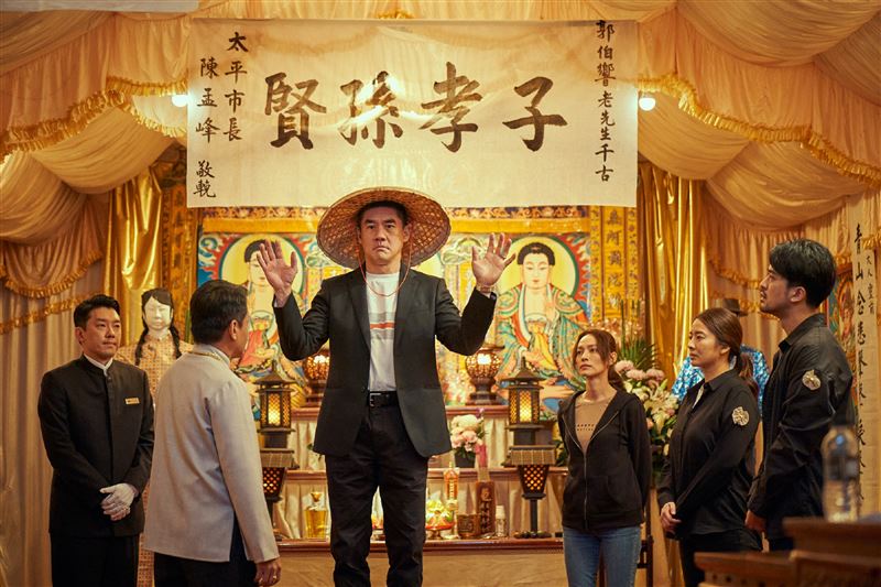吳大維(中)飾演周采詩(右二)和顏毓麟(右一)的大哥。(圖/CATCHPLAY提供)