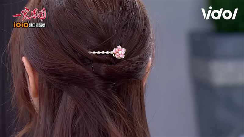 張瓊姿急找女兒，山茶花髮夾是唯一線索