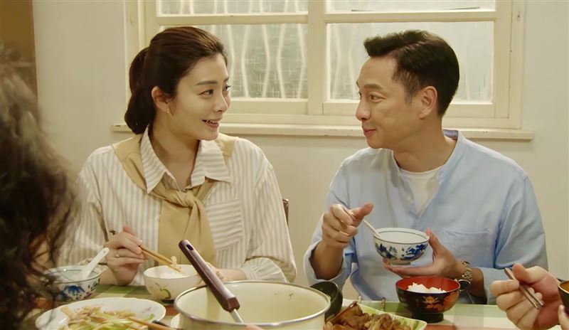 夏如芝（左）在劇中飾演謝祖武（右）的妻子。（圖／翻攝自婚姻結業式臉書）