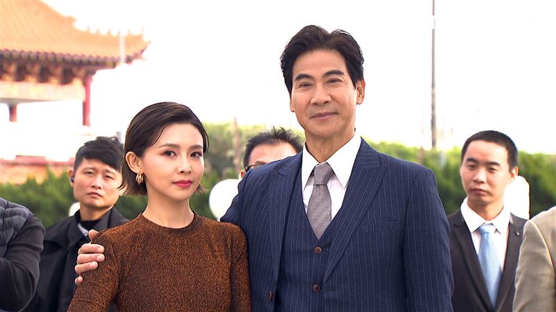 王宇婕飾演翁家（右）的女兒，也是吳婉君（左）的大姐