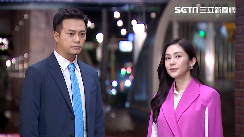 王宇婕（右）為了演出律師角色下足功課