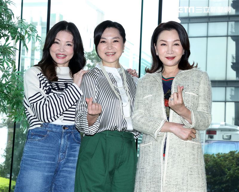 何如芸、張鳳書、張瓊姿出席三立新八點台劇《一家團圓》記者會。(圖/記者邱榮吉攝影)