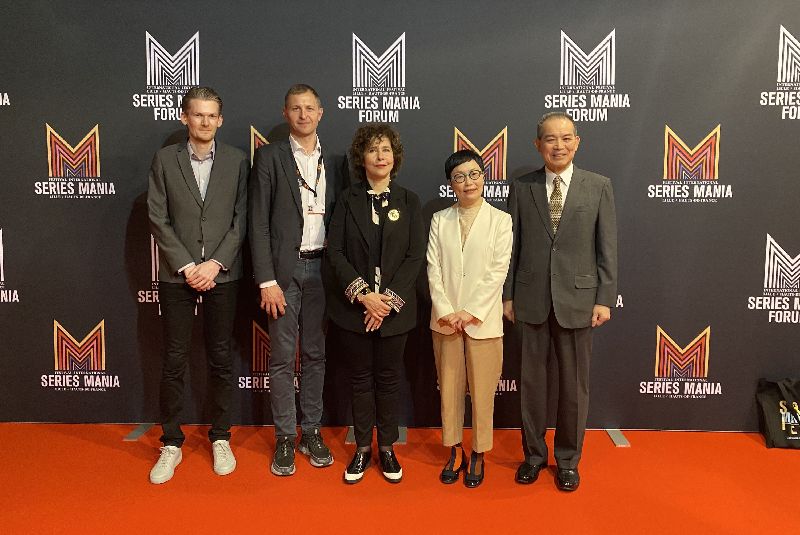 法國里爾電視劇集展Series Mania為全歐最大劇集展，文策院董事長丁曉菁（右2）與Series Mania總監赫茲柏（中）23日召開記者會，宣布簽署合作備忘錄。法國國家電影中心歐洲和國際事務總監福尼（左2）及駐法代表處副代表劉邦治（右1）出席見證。（圖／中央社）