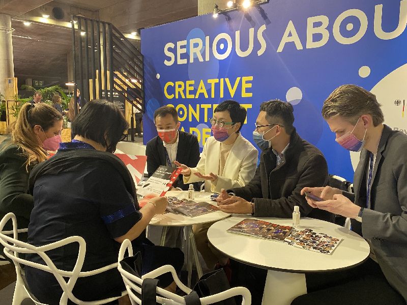歐洲最大劇集市場展法國里爾Series Mania匯聚歐洲電視影劇不同單位，為推動國際產製合作最佳平台。文策院董事長丁曉菁（白衣者）與工作團隊向國際專業人士洽談合作機制。（圖／中央社）