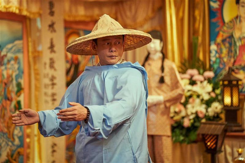 李康生在《良辰吉時》中,一人分飾多角。 (圖/CATCHPLAY提供)