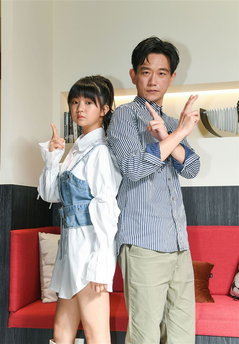 吳以涵、陳家逵繼《俗女》後於 《頭七》聚首,讓陳家逵笑說「終於跨越時空對到戲!」(圖/皮諾丘電影提供)