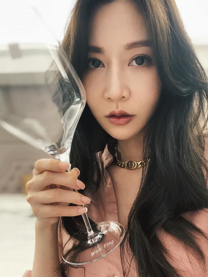 「台劇女神」曾莞婷擁有一張甜美臉蛋和火辣身材，演藝事業除了跨足電影、戲劇外，連副業都經營得有聲有色。（圖／翻攝自曾莞婷臉書粉專）