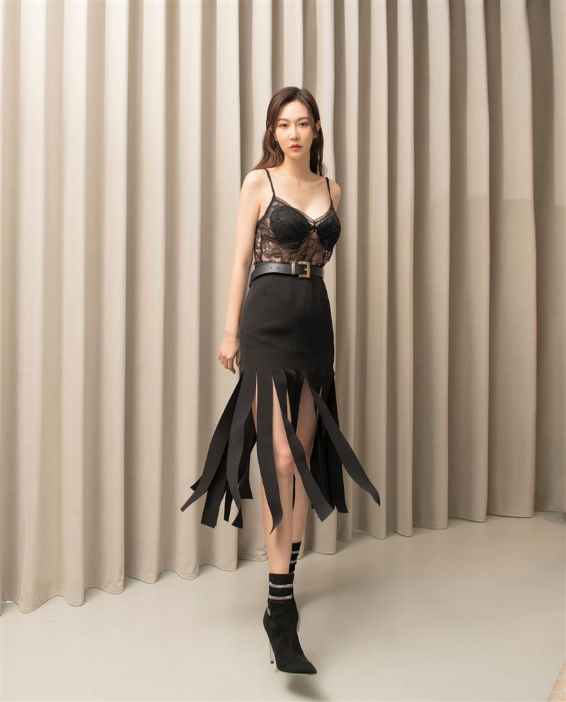 曾莞婷表示，這身勁裝是經紀人挑選得，只見她上半身全透明，黑色NuBra清晰可見。（圖／翻攝自曾莞婷臉書粉專）