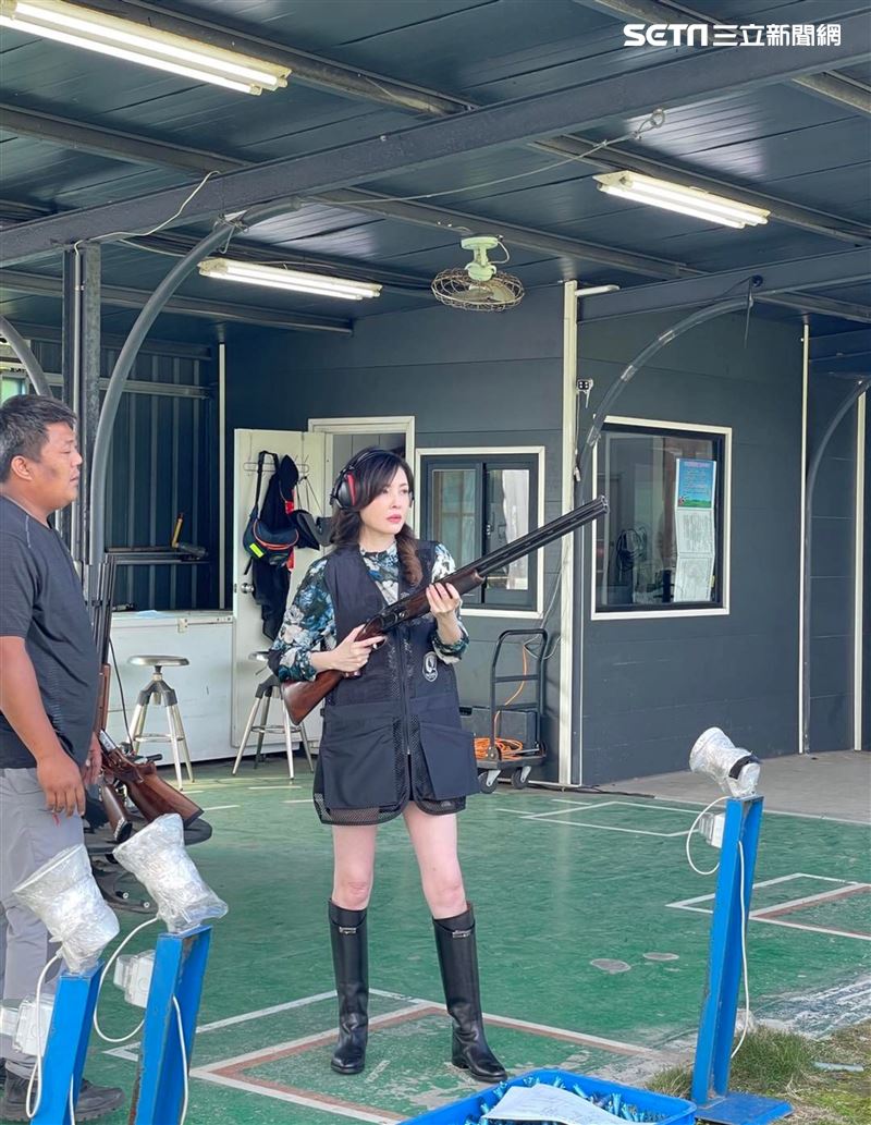何如芸拿槍超帥氣