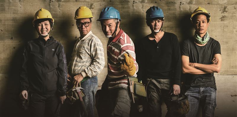 左起:苗可麗、游安順、李銘順、柯叔元和薛仕凌演出《做工的人》。(圖/公視提供)