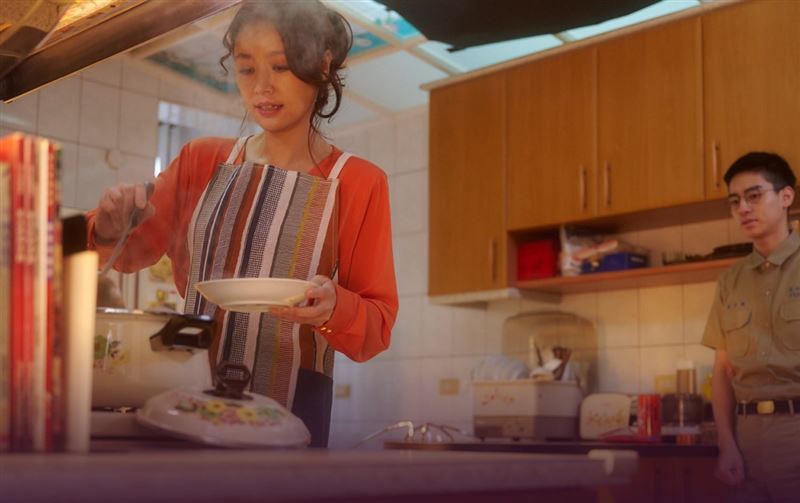 在子維離家前一晚,羅雨儂特地煮了「豬肉咖哩」。(圖/Netflix、百聿數碼提供)
