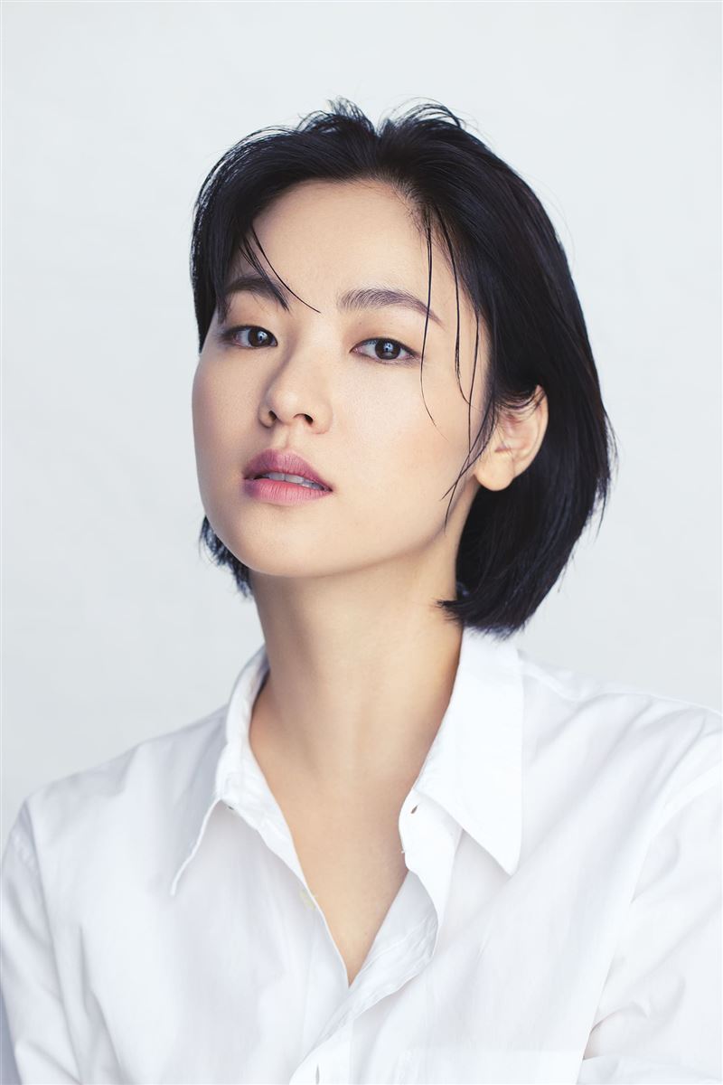 全余贇飾演女主角「韓俊熙/權珉周」。(圖/Netflix提供)