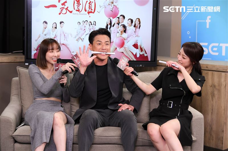 左起:夏語心、江宏恩、勇兔在《一家團圓》播出前與線上粉絲同樂