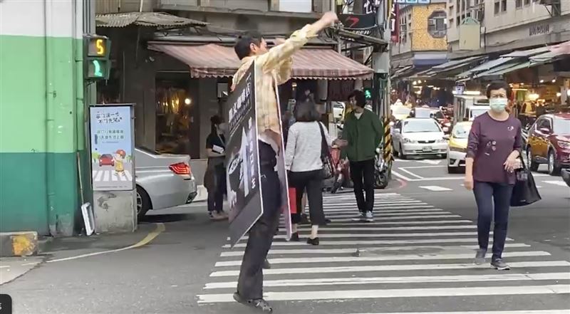楊祐寧曬出在馬路上跳舞的影片。(圖/翻攝自楊祐寧臉書)