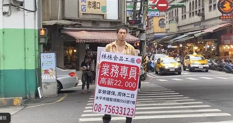楊祐寧曬出在馬路上跳舞的影片。(圖/翻攝自楊祐寧臉書)