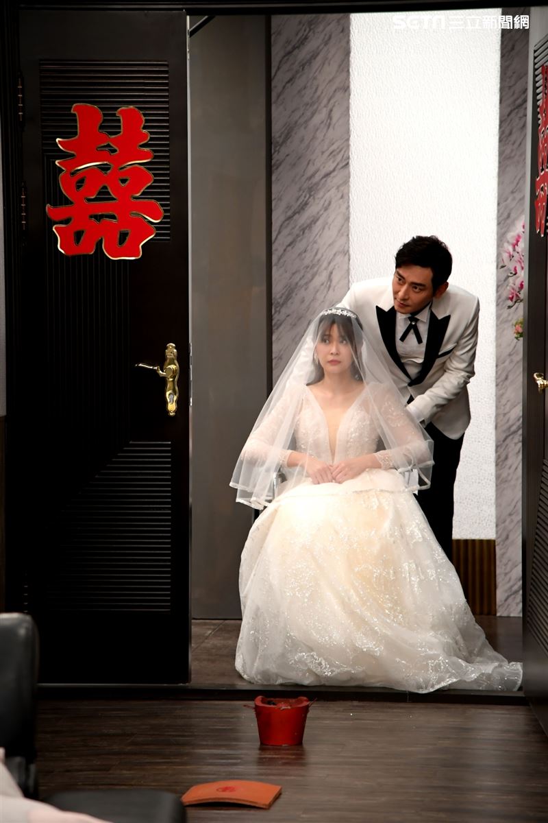 李燕表示婚紗裙擺很厚重本身就不好穿,在拍攝過程深深體會到身障人士的辛苦