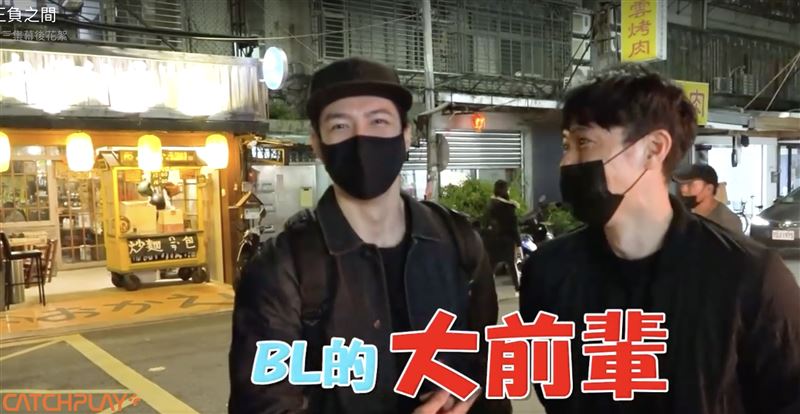 賴東賢（左）和河合朗弘（右）探班拍攝現場。（圖／翻攝自CATCHPLY）