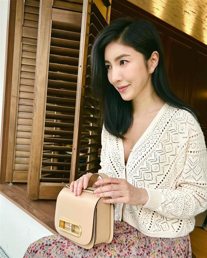 楊謹華穿著深V洋裝小露性感。（圖／翻攝自楊謹華臉書）