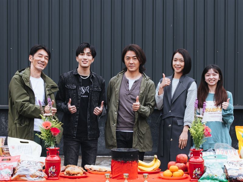 最夯港星鄭伊健和李霈瑜、李李仁、婁峻碩、王柏傑、陳姸霏合作演出新劇。（圖／百聿數碼提供）