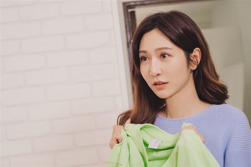 曾莞婷近來在八點檔《機智校園生活》飾演母胎單身的訓導主任米蘭達。（圖／翻攝自曾莞婷臉書粉專）